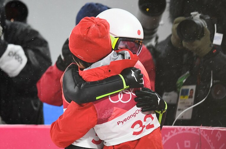 2回めの飛躍を終えた高梨に伊藤が駆け寄る。ソチ五輪でも失意に沈む高梨を伊藤は抱きしめ慰めた。 ／ photograph by Asami Enomoto/JMPA