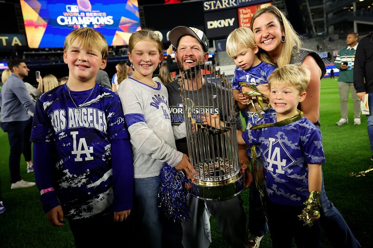 2024年、ワールドシリーズ制覇時のカーショウご一家…写真はまだまだ続きます　©Getty Images