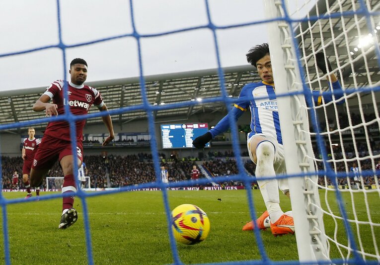 三笘のゴールシーン。パスカル・グロスのグラウンダーのクロスにスライディングで飛び込んだ（1／2枚）　©AFLO