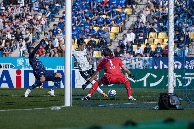 小野瀬康介は第5節アビスパ福岡戦で「ニア上」を抜く今季2点目を決めた　©SHONAN BELLMARE