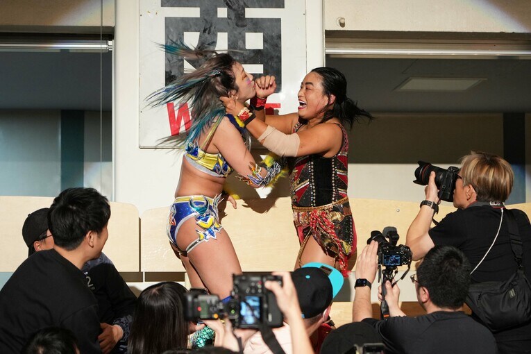 観客席でウナギ・サヤカを殴る里村明衣子　©Essei Hara