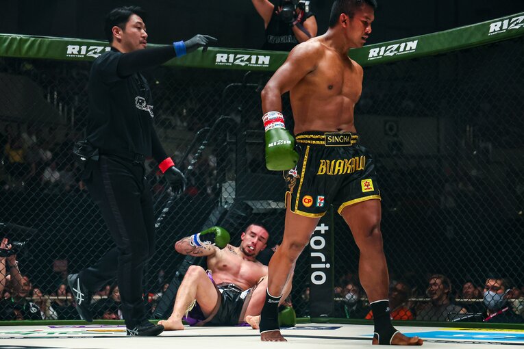 ブアカーオの右ストレートがクリーンヒットし、金網を背に崩れ落ちる木村ミノル　©RIZIN FF Susumu Nagao