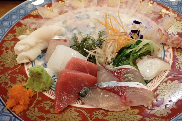 刺身の盛り合わせ　©Essei Hara