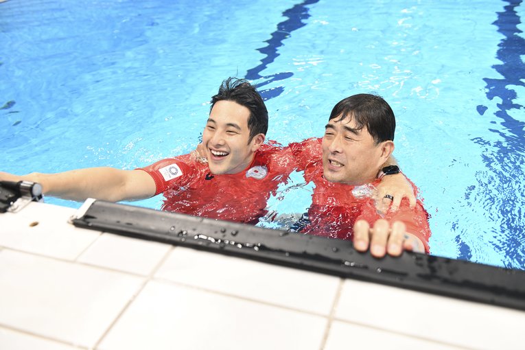 瀬戸大也、平井伯昌HC　©︎Asami Enomoto/JMPA