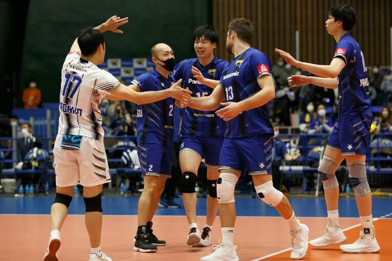 パナソニックパンサーズの一員として、Vリーグデビューを飾った大塚（中央）　©︎Panasonic PANTHERS