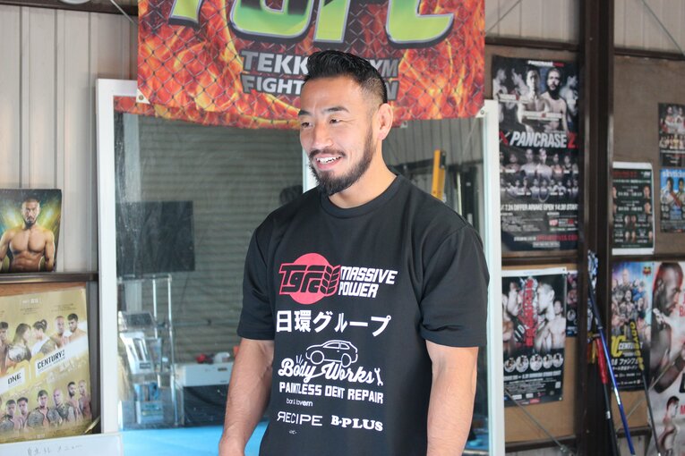 快く取材に応じてくれた手塚裕之　©Number Web