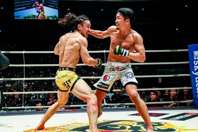 笑顔で打ち合う両者　©RIZIN FF Susumu Nagao