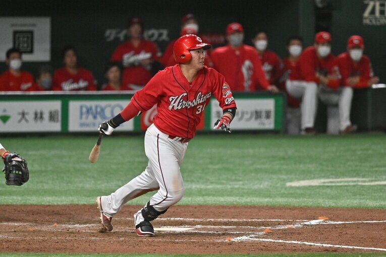 広島・坂倉将吾が「打てる捕手」として成長すれば侍ジャパンの正捕手の座も見えてくる　©︎Hideki Sugiyama