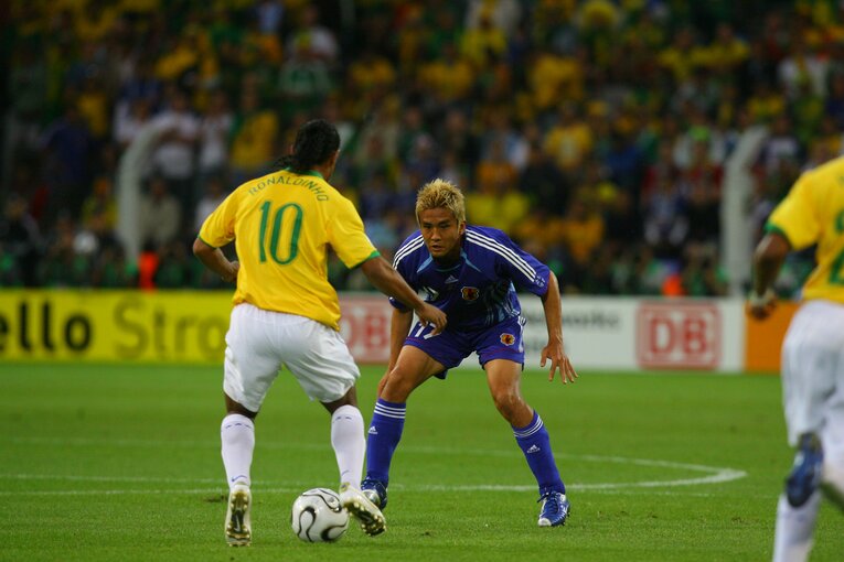 ロナウジーニョとマッチアップする稲本潤一　©JMPA