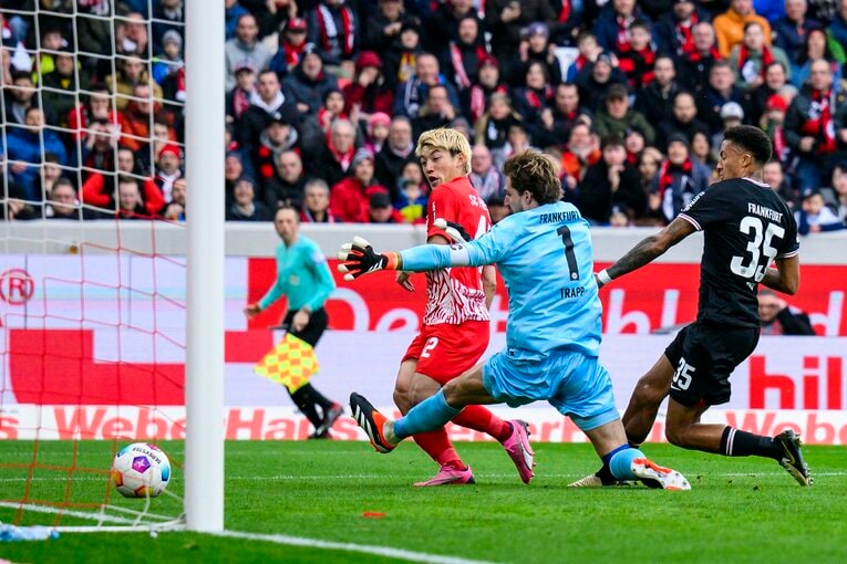 フライブルク堂安の今季2点目。起点のヒールパスから、こぼれ球のレスポンスまで“らしさ”を発揮した　©DPA/JIJI PRESS