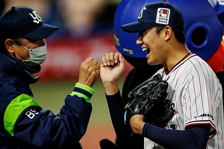 セCSファイナル第1戦で「マダックス」を達成し、笑顔の奥川恭伸 ／ photograph by Kiichi Matsumoto