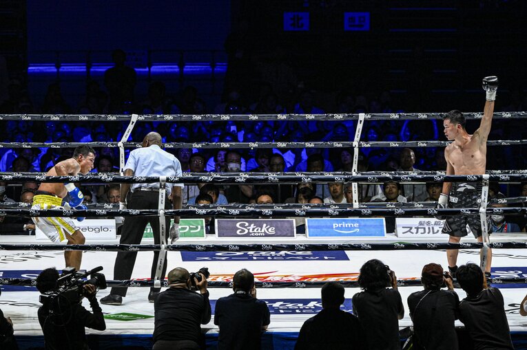 2度目のダウンを奪った那須川天心　©Takuya Sugiyama