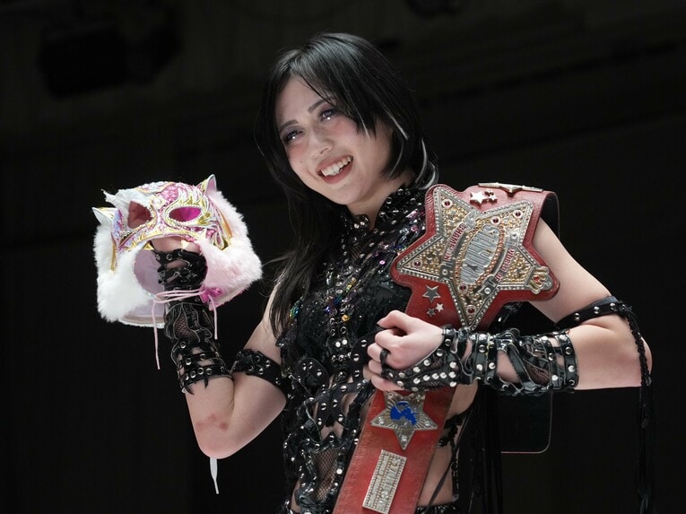 剥ぎ取ったスターライト・キッドのマスクを手に笑みを浮かべる上谷沙弥。1月31日、後楽園ホール　©Essei Hara