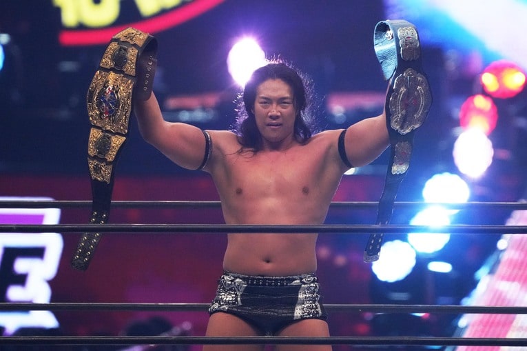 AEWインターナショナル王座に加えて、NEVER無差別級王座のベルトも獲得した竹下幸之介　©Masashi Hara