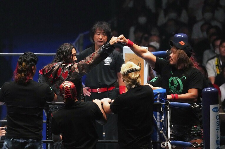 ロス・インゴベルナブレス・デ・ハポンに加入した辻陽太。内藤哲也と拳を突き合わせる