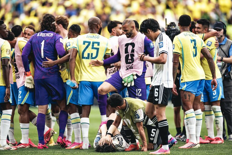 【テレビに映らなかったブラジル戦真相】試合後、涙、涙…ピッチに倒れ込む日本代表選手と励ます仲間たち。森保一監督の“痛恨の表情”も（写真は右に続きます）　©Kiichi Matsumoto/JMPA