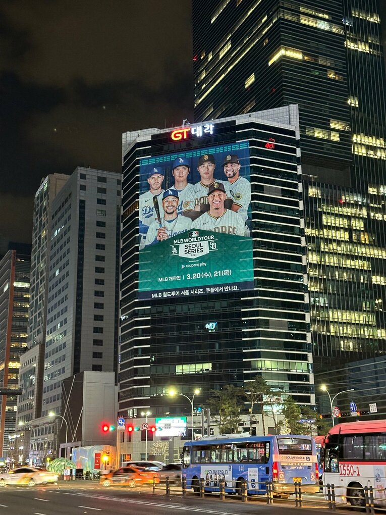 【到着日／19日】江南駅の付近の銀行ビルにソウルシリーズの大きな看板が！