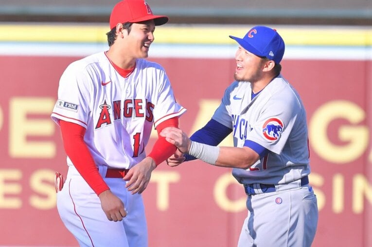再会を果たし、試合前に談笑する大谷翔平と鈴木誠也の同級生コンビ ／ photograph by JIJI PRESS