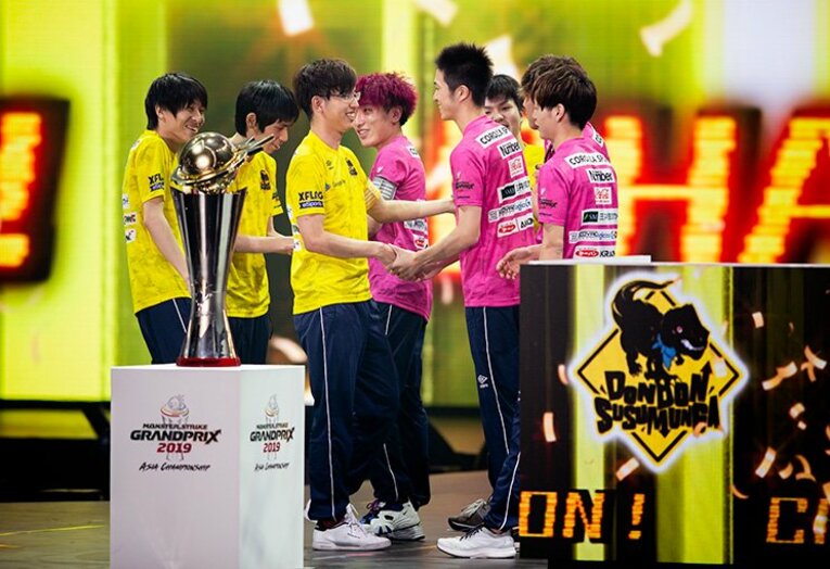 決勝で観衆を沸かせた「Cats」のメンバーと。大舞台での見事な立ち回りで、彼らは見る者の心をつかむ本物のプロになった。