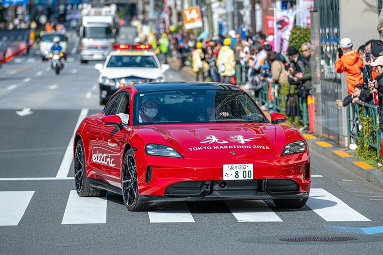 ランナーを先導する鮮やかな赤が印象的なポルシェの「タイカン」　©東京マラソン財団