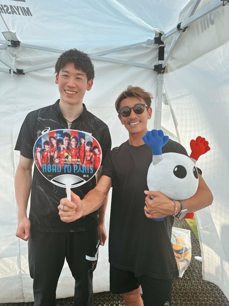 今年、W杯関連のイベントで宮下パークを訪れた日本代表主将の石川祐希と西村晃一（西村晃一提供）
