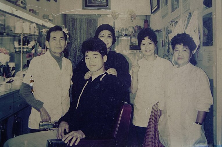 カズがサンパウロで行きつけにした理髪店にて。右から2人目が店主の木村光子さん。 ／ photograph by Hiroaki Sawada