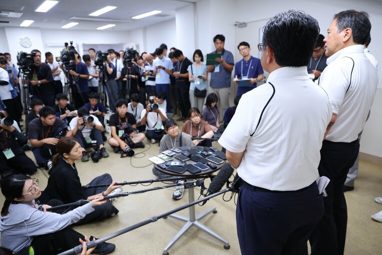 広陵の出場辞退を受け、報道陣の取材に応じる日本高校野球連盟の宝馨会長（右端）と大会会長の朝日新聞社・角田克社長　©JIJI PRESS