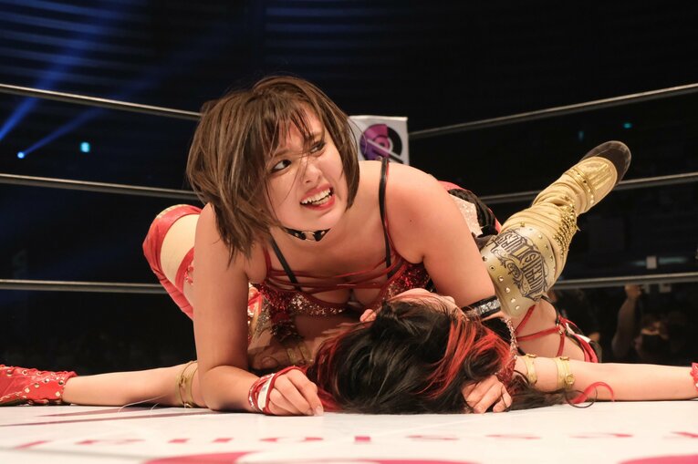 最後はランニングパワーボムで3カウントを奪った