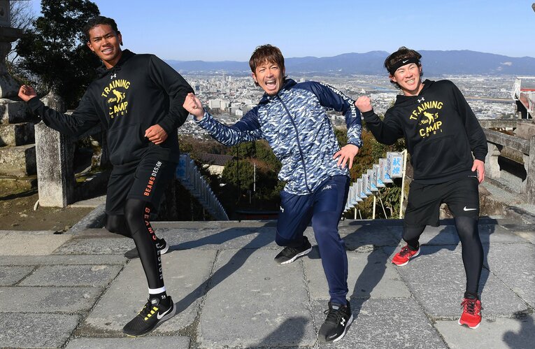 2021年の自主トレで…左から水谷瞬、松田宣浩、牧原大成。水谷の足の大きさがわかる　©JIJI PRESS