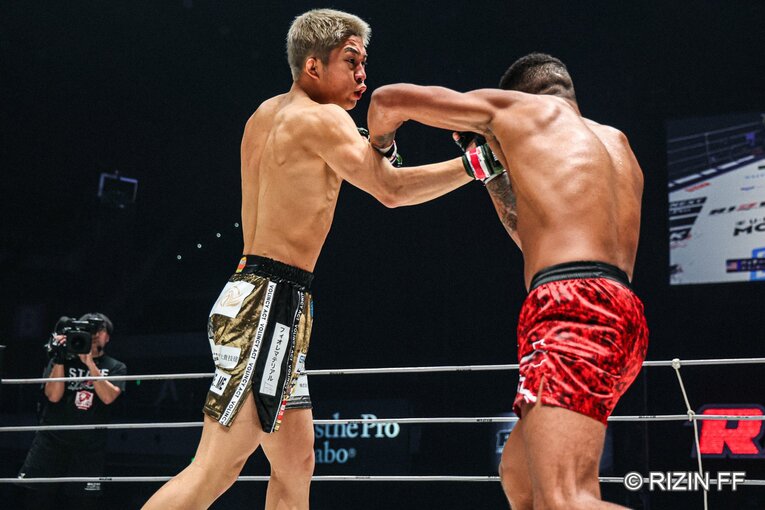 秋元強真vs.パッチー・ミックス　©RIZIN FF