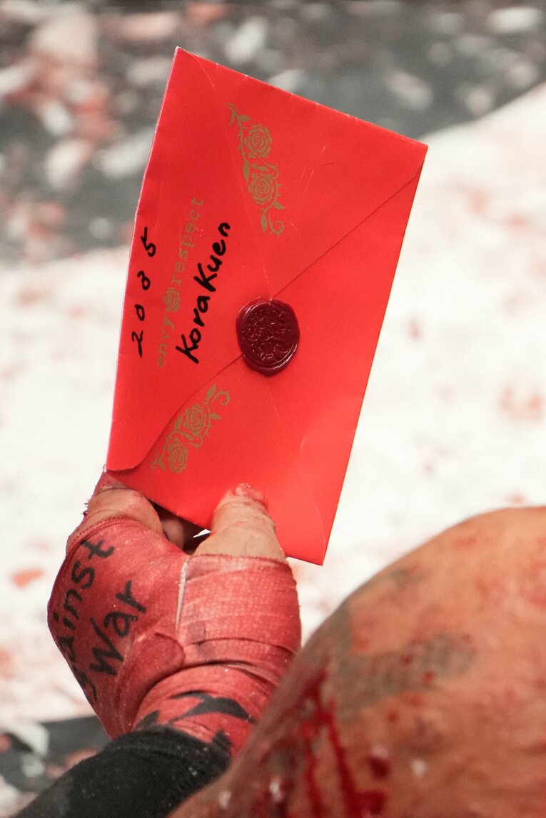 葛西純が手渡した『2035 Korakuen』の招待状　©Masashi Hara