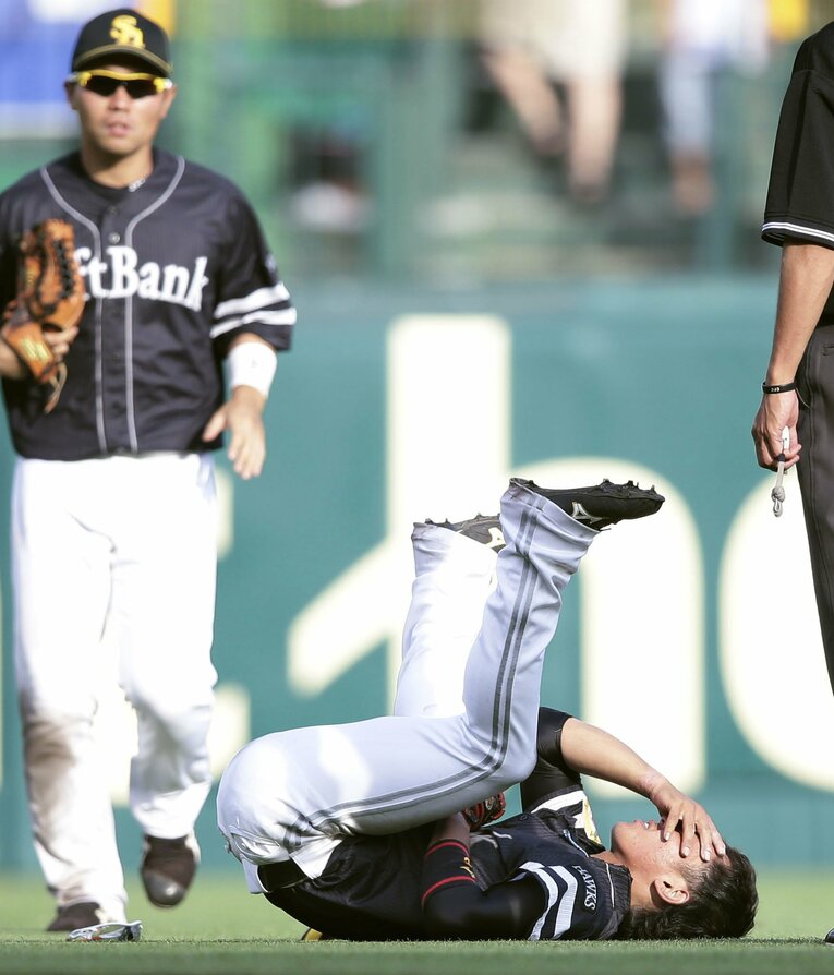 阪神・上本の飛球を好捕した際に顔面を強打し、転倒する今宮。甲子園球場で、敵ながらアッパレの大喝采がスタンド中から沸き起こった ©KYODO
