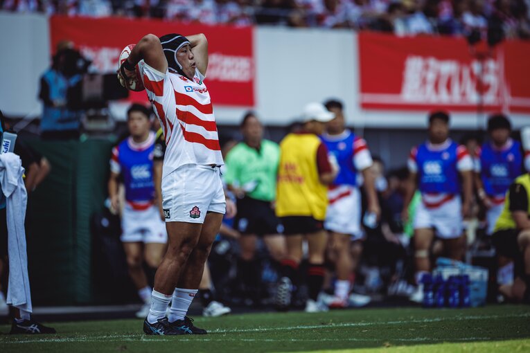 2015年W杯南アフリカ戦を彷彿とさせるトライシーン（1/4）。ラインアウトで正確なスローを見せるHO原田衛　©︎Kiichi Matsumoto
