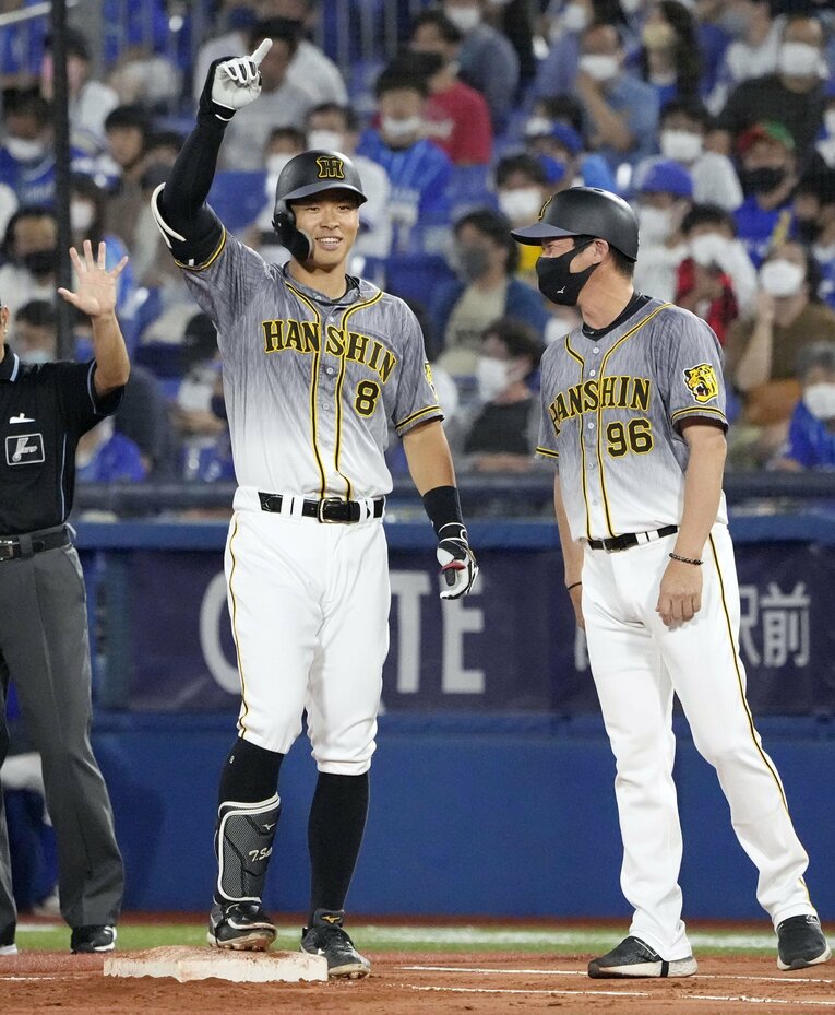 10月5日、60打席ぶりの安打に安堵の表情を見せる佐藤輝明　©KYODO