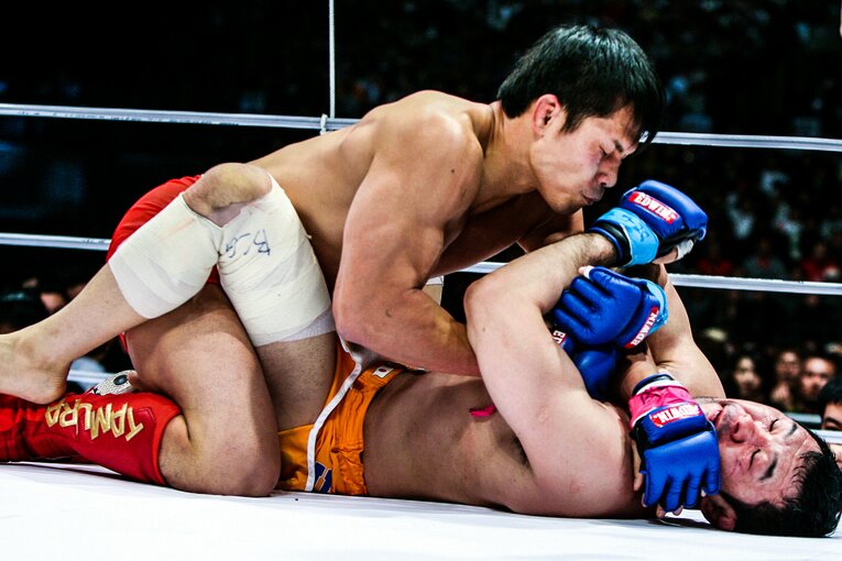 桜庭にパウンドを落とす田村