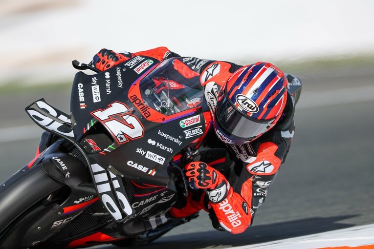 最終戦後のバレンシアテストで、映画『トップガン』のマーベリックカラーのヘルメットで走るビニャーレス　photograph by Satoshi Endo　