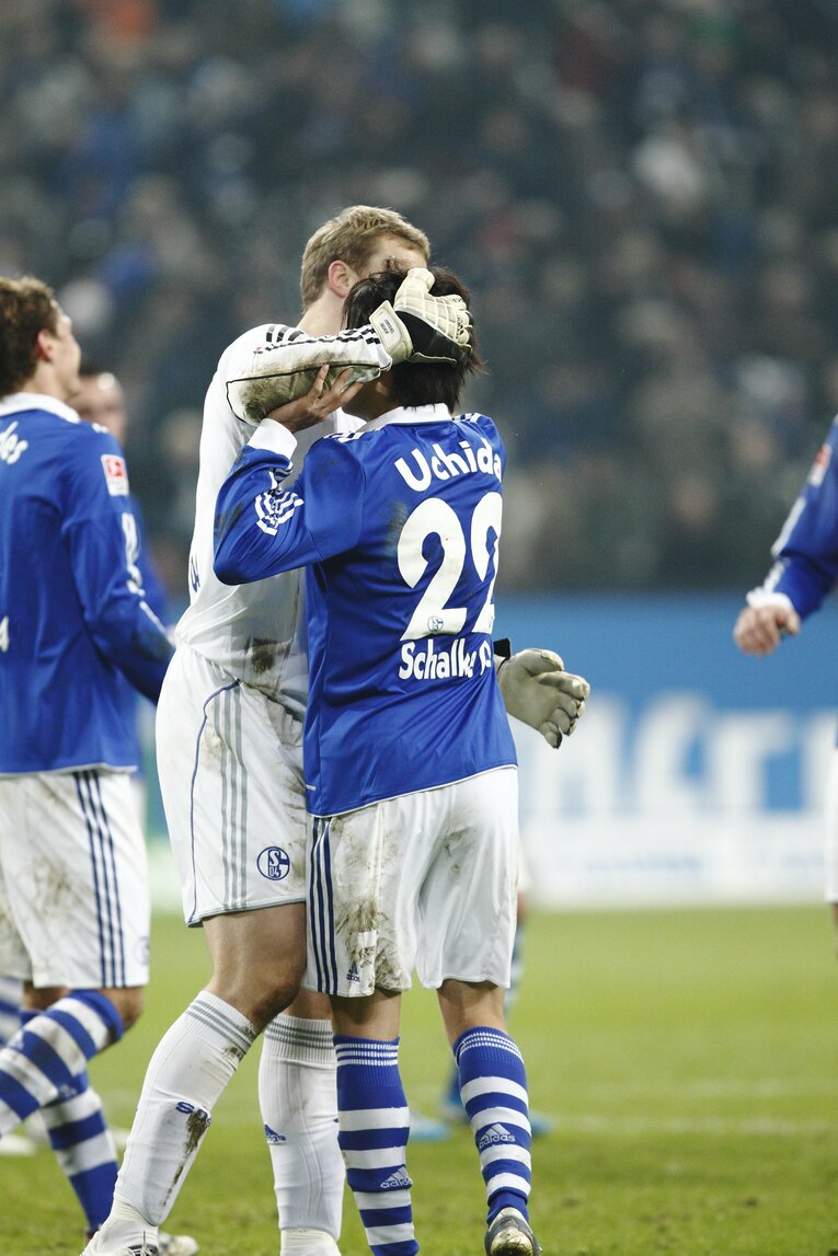 【篤人とシンジの“SNSが知らない友情”とレア写真／全30枚超】シャルケ時代の内田篤人。ノイアーからの熱いハグ　©Tamon Matsuzono