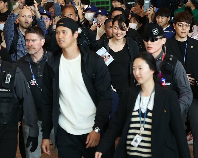 昨年3月、ソウルシリーズに向けて韓国入りした大谷夫妻。空港では多くの報道陣とファンに囲まれた　©︎YONHAP NEWS/AFLO