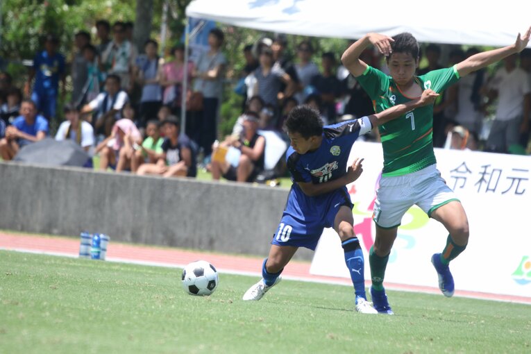 大津高校時代の濃野公人。青森山田高校時代の松木玖生（ギョズテペSK）とのマッチアップ　©︎Takahito Ando
