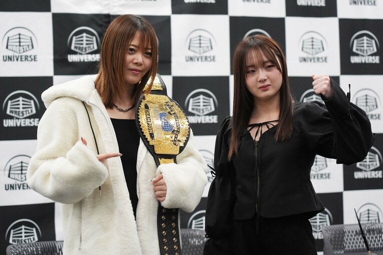 スーパーフライ級王座への挑戦が決まり岩谷麻優とポーズを取る南小桃。1月20日、東京　©Essei Hara