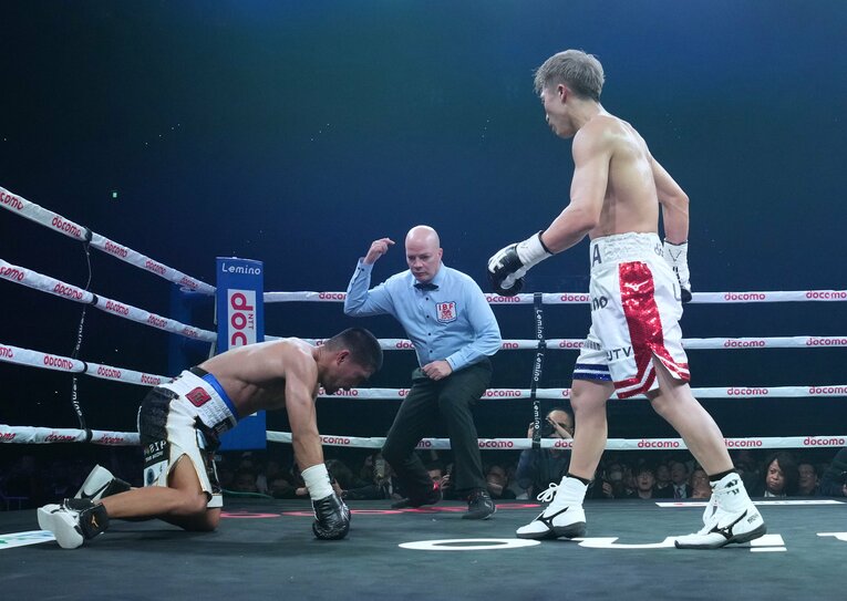 4ラウンドのダウンシーン。決着は近いかと思われたが……　©Naoki Fukuda