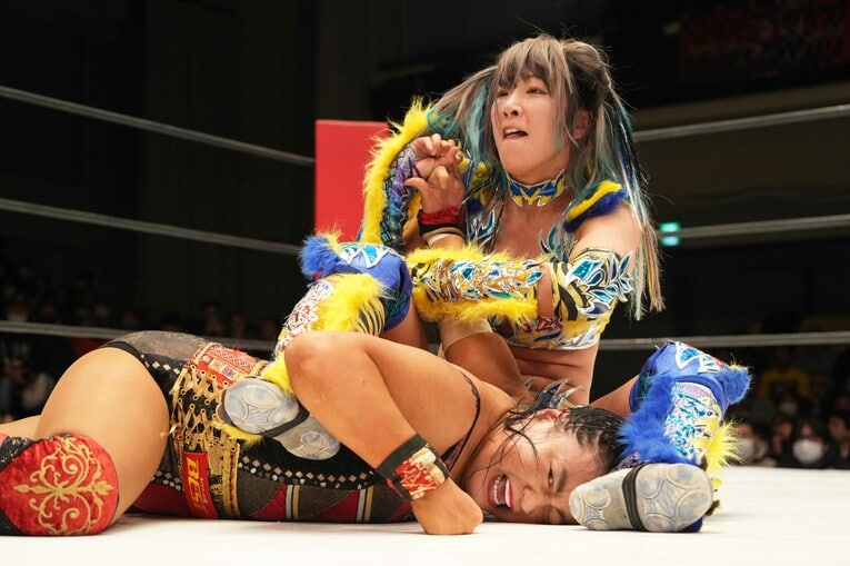 里村明衣子の腕を取りにいくウナギ・サヤカ　©Essei Hara