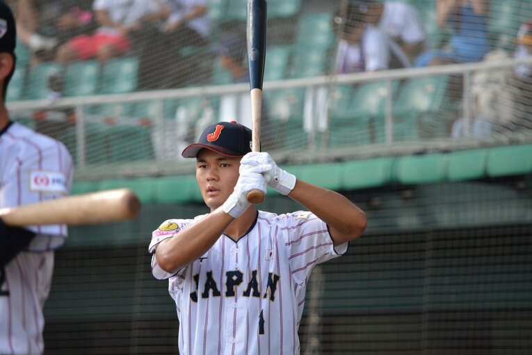 高校日本代表の4番を任された横浜の阿部葉太。プロのスカウトもその打撃力を高く評価する　©Takarin Matsunaga