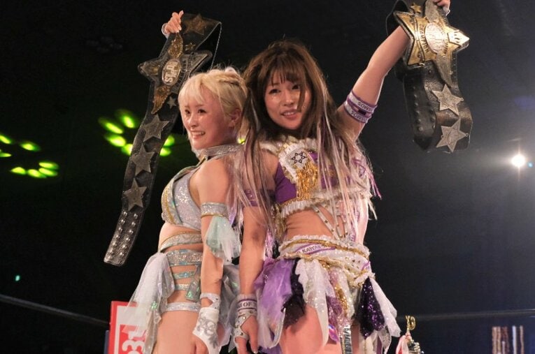 タッグ王座「ゴッデス・オブ・スターダム」を戴冠し笑顔の中野たむ（右）となつぽい ／ photograph by Norihiro Hashimoto