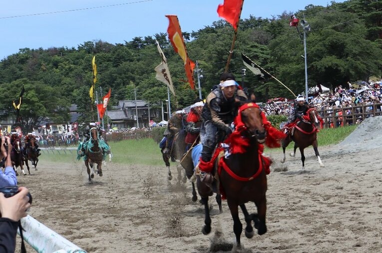 相馬野馬追の甲冑競馬の様子。今年は3年ぶりに全行事が行われた ／ photograph by Akihiro Shimada