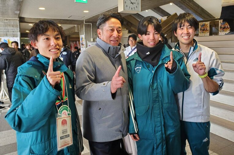 別大マラソン後の黒田朝日（左）、宇田川瞬矢（右から2人目）ら青学勢と原晋監督。箱根駅伝の絶対王者を率いる名伯楽の次なる野望は？　©NumberWeb