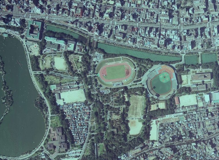 1987年の航空写真。平和台球場と平和台陸上競技場が並んでいる様子がよく分かる　出典：国土地理院の空中写真