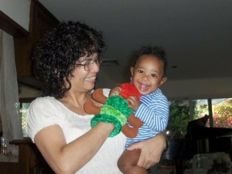 幼少期のタージ（中央）と祖母・由布子さん　（写真／家族提供）