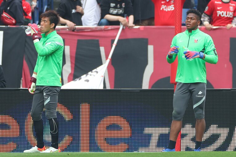 浦和で正守護神争いを繰り広げる西川と彩艶　©YUTAKA/AFLO SPORT