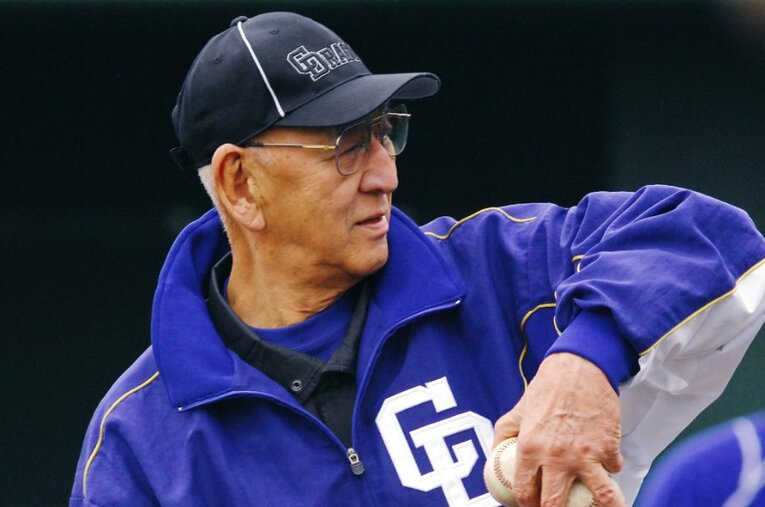 中日キャンプには毎年のように駆けつけ投手陣に温かい言葉をかけていた杉下茂さん ／ photograph by JIJI PRESS